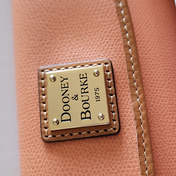 NWT IOB Dooney & Bourke Peach Leather Tri-Fold Flap Long Wallet 🧡🍑 - Picture 3 of 16